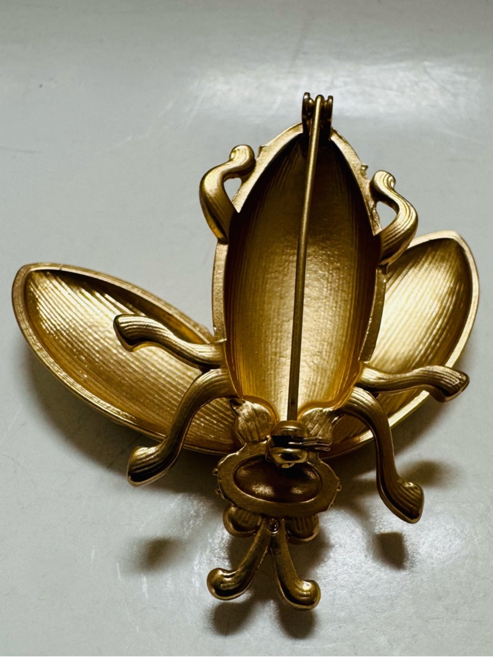 Chico’s Bumble Bee gold tone Enamel Brooch - Picture 5 of 8
